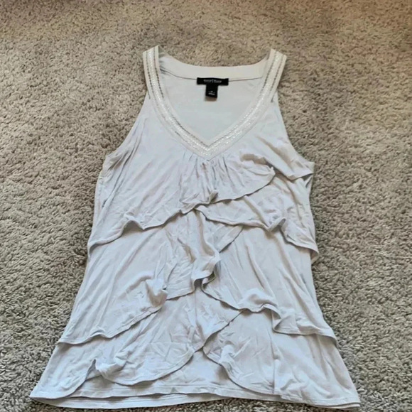 White House Black Market tank top with ruffles and details on the neckline - Picture 1 of 4